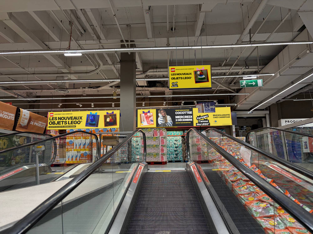 Le 2 décembre, depuis le tapis roulant du niveau 1 : les 10 affiches et l’écran posés sur la même photo