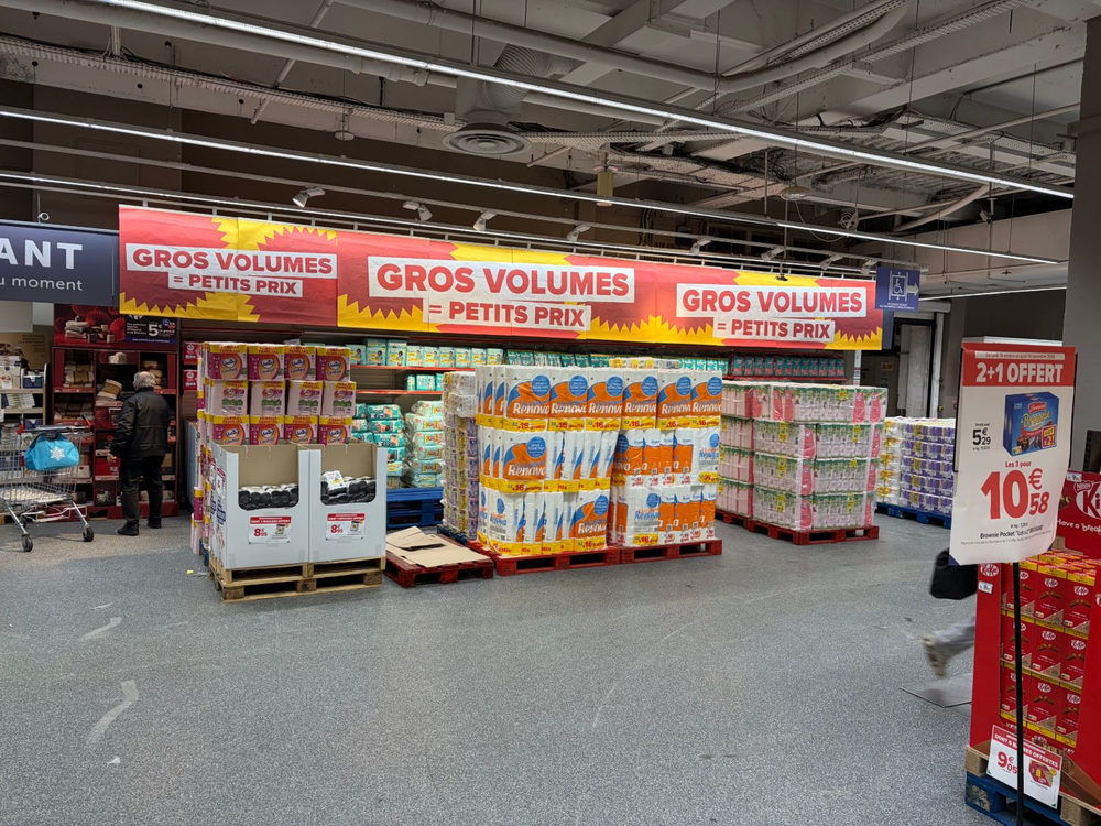 Aujourd’hui : de face, depuis l’allée du niveau 2, photo du magasin