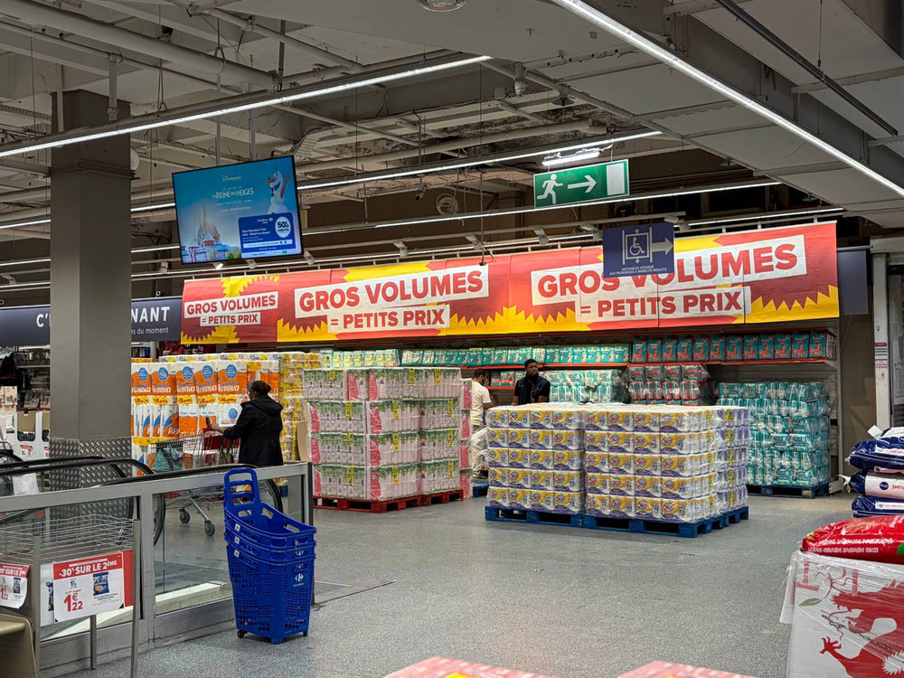 Aujourd’hui : de biais, à la sortie du tapis, photo du magasin